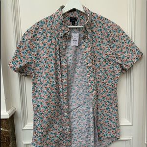Men’s short sleeve button down, size large slim, floral print NWT